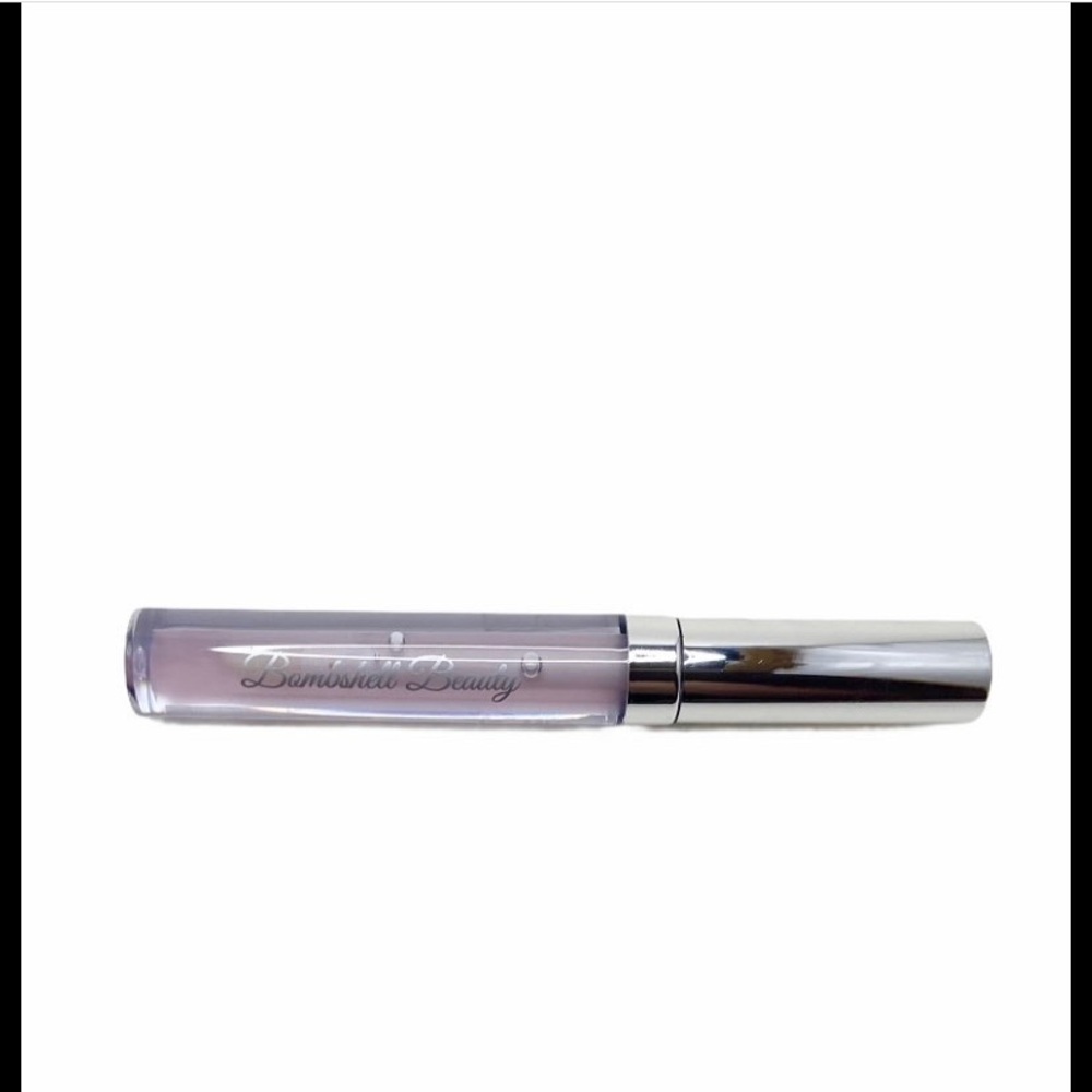 A lip enhancing formaula which moisturizes, soothes, and visibly plumps the lips